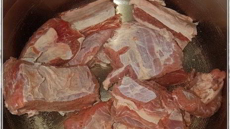 щи с крапивой, щавелем и говяжьими ребрышками