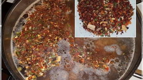 щи с крапивой, щавелем и говяжьими ребрышками