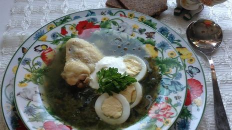 щи зеленые с крапивой на курином бульоне