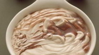 Шоколадный суп с мороженым и свежей малиной