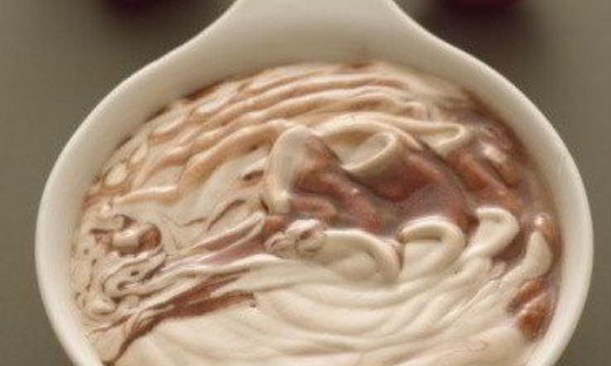 Рецепт шоколадного супа с мороженым и свежей малиной