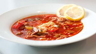 Мясная солянка с копченой курицей