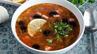 Солянка домашняя с лимоном