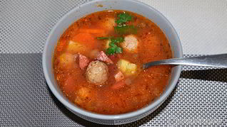 Солянка с фрикадельками и фасолью