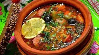 Солянка с охотничьими колбасками и каперсами