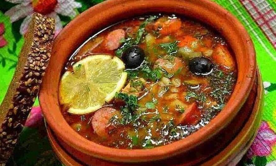 Рецепт солянки с охотничьими колбасками и каперсами