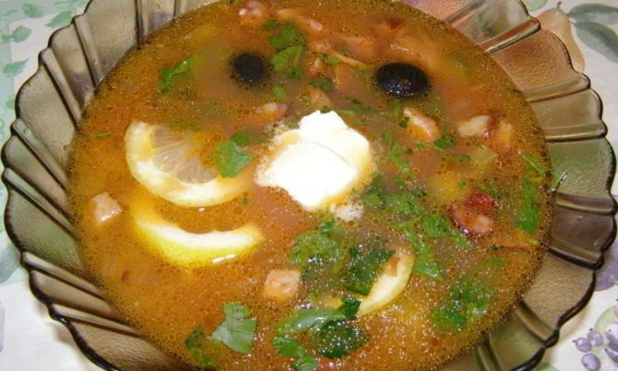 Рецепт супа домашняя солянка с курицей мясом и колбасой
