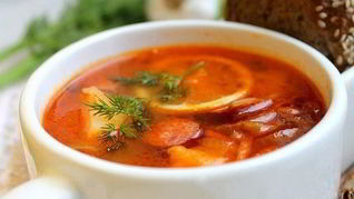 Сытная солянка с овощами и колбасой