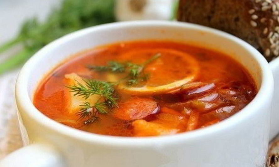 Рецепт сытной солянки с овощами и колбасой