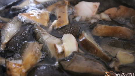 суп из лесных грибов с гречневыми хлопьями