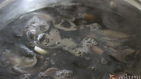 суп из лесных грибов с гречневыми хлопьями