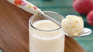 Суп из личи с миндальным мороженым-кулфи