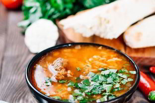 Харчо с кинзой и лимонным соком