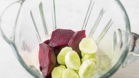 холодный суп-пюре из свеклы с песто