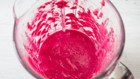 холодный суп-пюре из свеклы с песто