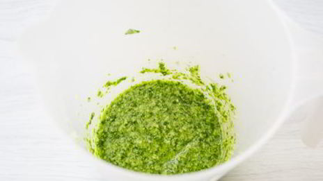 холодный суп-пюре из свеклы с песто