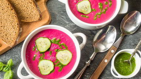 холодный суп-пюре из свеклы с песто