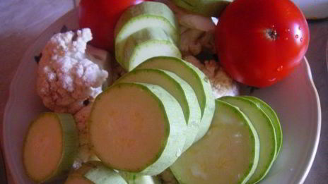 летний овощной суп-пюре с чесночно-сырными клецками