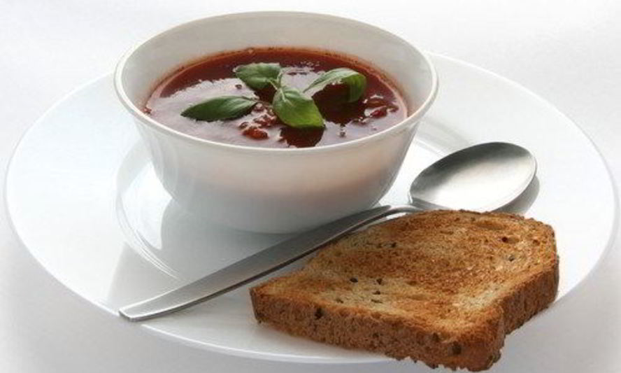 Рецепт супа-пюре из артишоков и фасоли с теплым хлебом с фетой, черри и базиликом