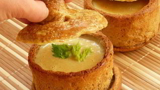 Суп-пюре из сельдерея с сыром в съедобном горшочке