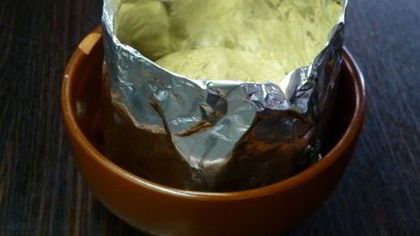 суп-пюре из сельдерея с сыром в съедобном горшочке