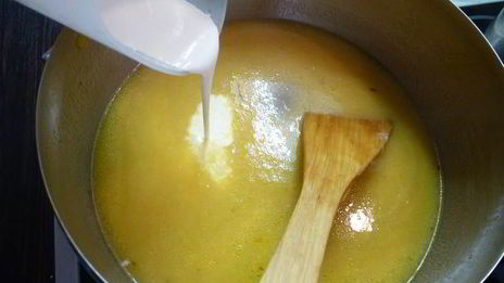 суп-пюре из сельдерея с сыром в съедобном горшочке