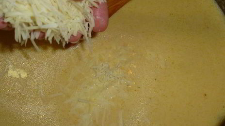 суп-пюре из сельдерея с сыром в съедобном горшочке