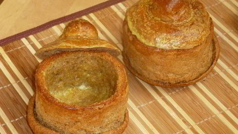 суп-пюре из сельдерея с сыром в съедобном горшочке