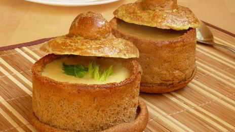 суп-пюре из сельдерея с сыром в съедобном горшочке