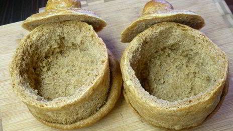 суп-пюре из сельдерея с сыром в съедобном горшочке