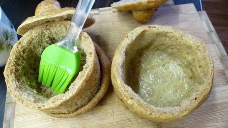 суп-пюре из сельдерея с сыром в съедобном горшочке