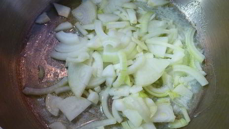 суп-пюре из сельдерея с сыром в съедобном горшочке