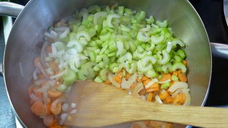 суп-пюре из сельдерея с сыром в съедобном горшочке