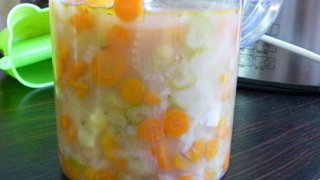 суп-пюре из сельдерея с сыром в съедобном горшочке