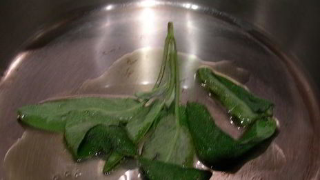 суп-пюре из тыквы с шалфеем и чили