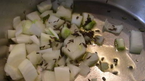 суп-пюре из зеленого горошка с чесноком и тмином