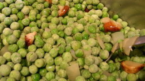 суп-пюре из зеленого горошка с чесноком и тмином