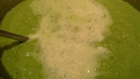 суп-пюре из зеленого горошка с чесноком и тмином