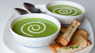 Суп-пюре из зеленого горошка с сырно-луковыми гренками