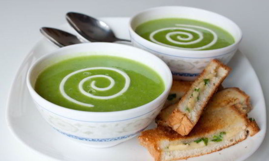 Рецепт супа-пюре из зеленого горошка с сырно-луковыми гренками