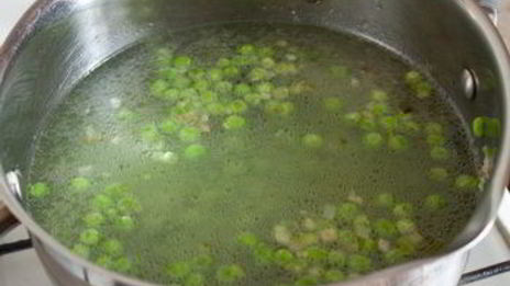 суп-пюре из зеленого горошка с сырно-луковыми гренками