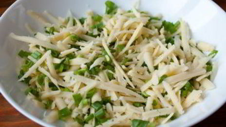 суп-пюре из зеленого горошка с сырно-луковыми гренками