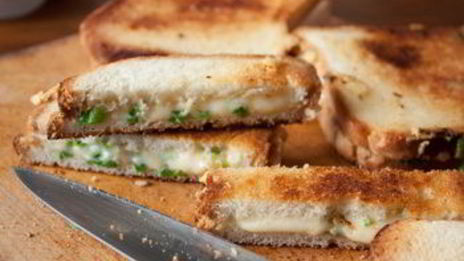 суп-пюре из зеленого горошка с сырно-луковыми гренками