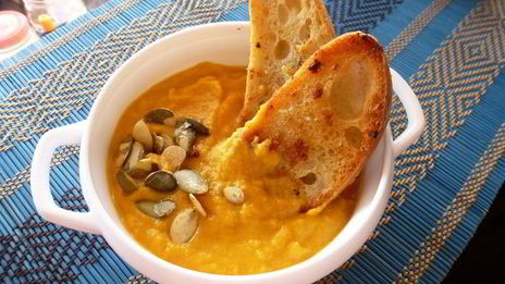 тыквенный суп-пюре с чесночными гренками