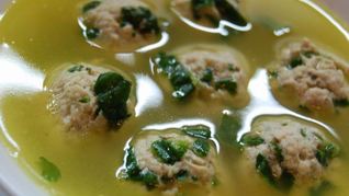 Суп с фрикаделями из индейки и шпината