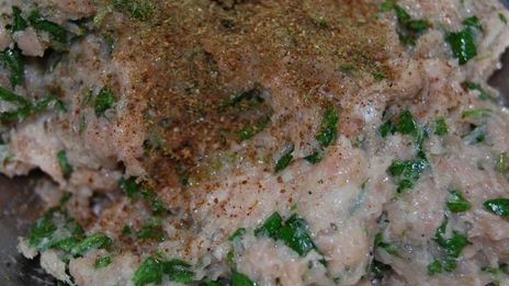 суп с фрикаделями из индейки и шпината