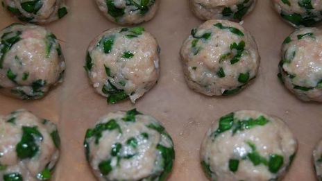 суп с фрикаделями из индейки и шпината