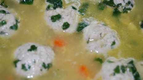 суп с фрикаделями из индейки и шпината
