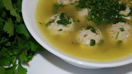 суп с фрикаделями из индейки и шпината