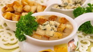 Суп с грибами, сухариками и сыром с благородной плесенью